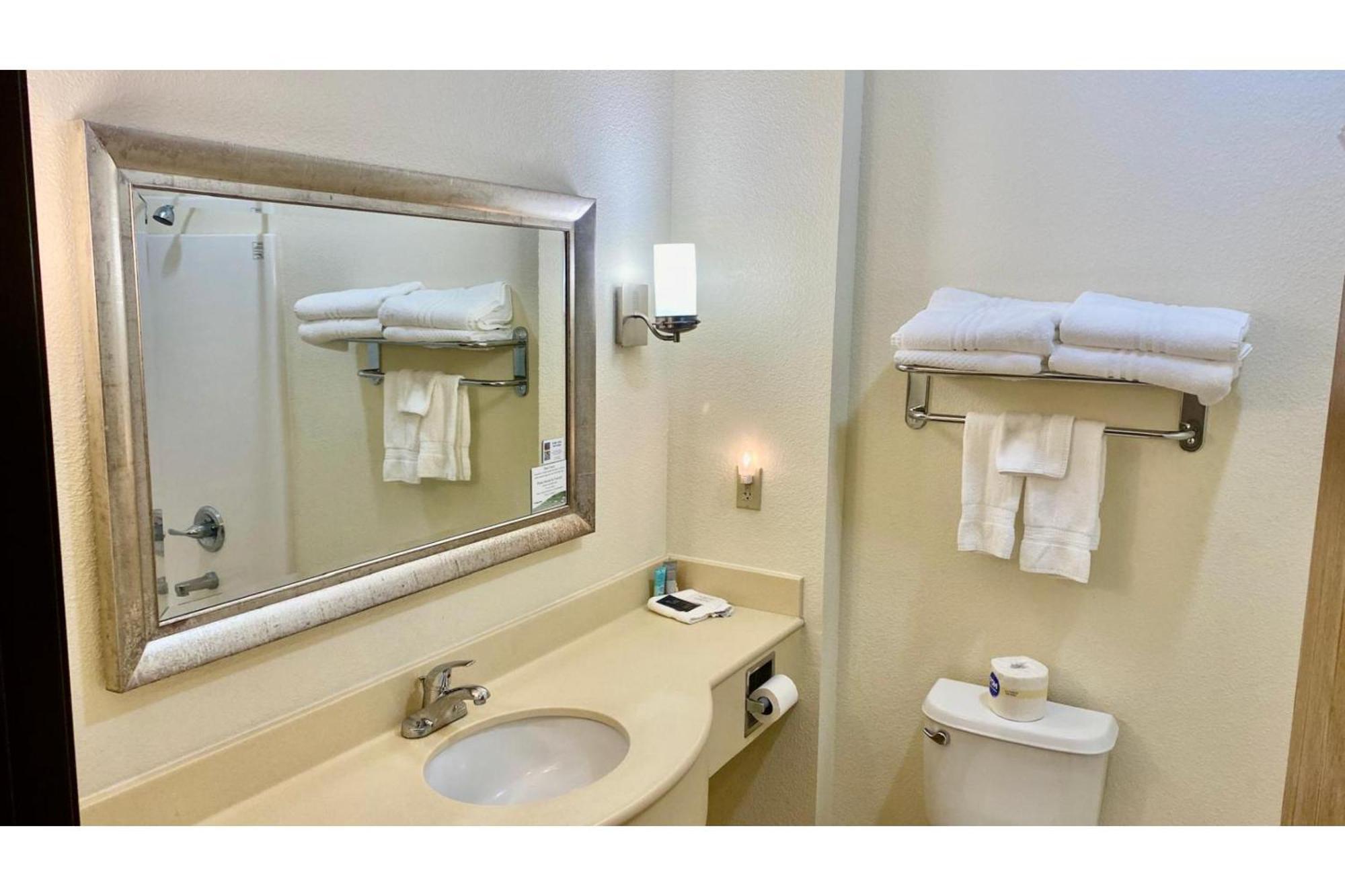 Park View Inn & Suites Hoisington Near Great Bend エクステリア 写真