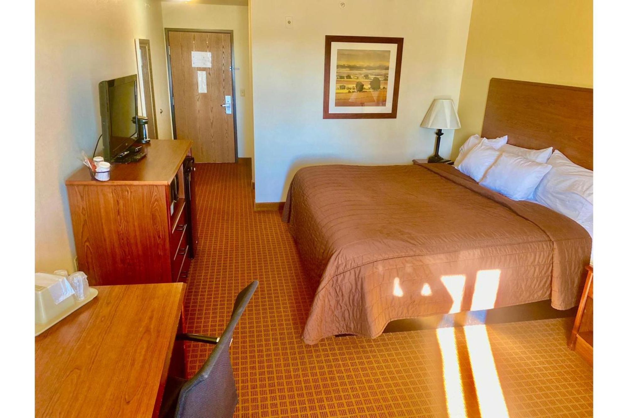 Park View Inn & Suites Hoisington Near Great Bend エクステリア 写真