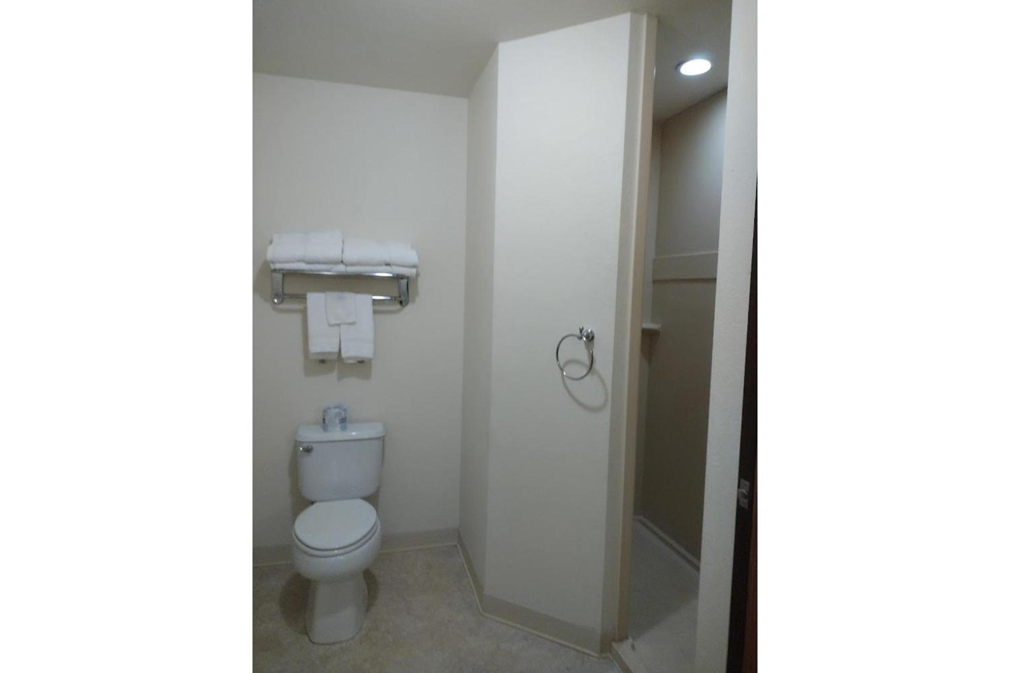 Park View Inn & Suites Hoisington Near Great Bend エクステリア 写真