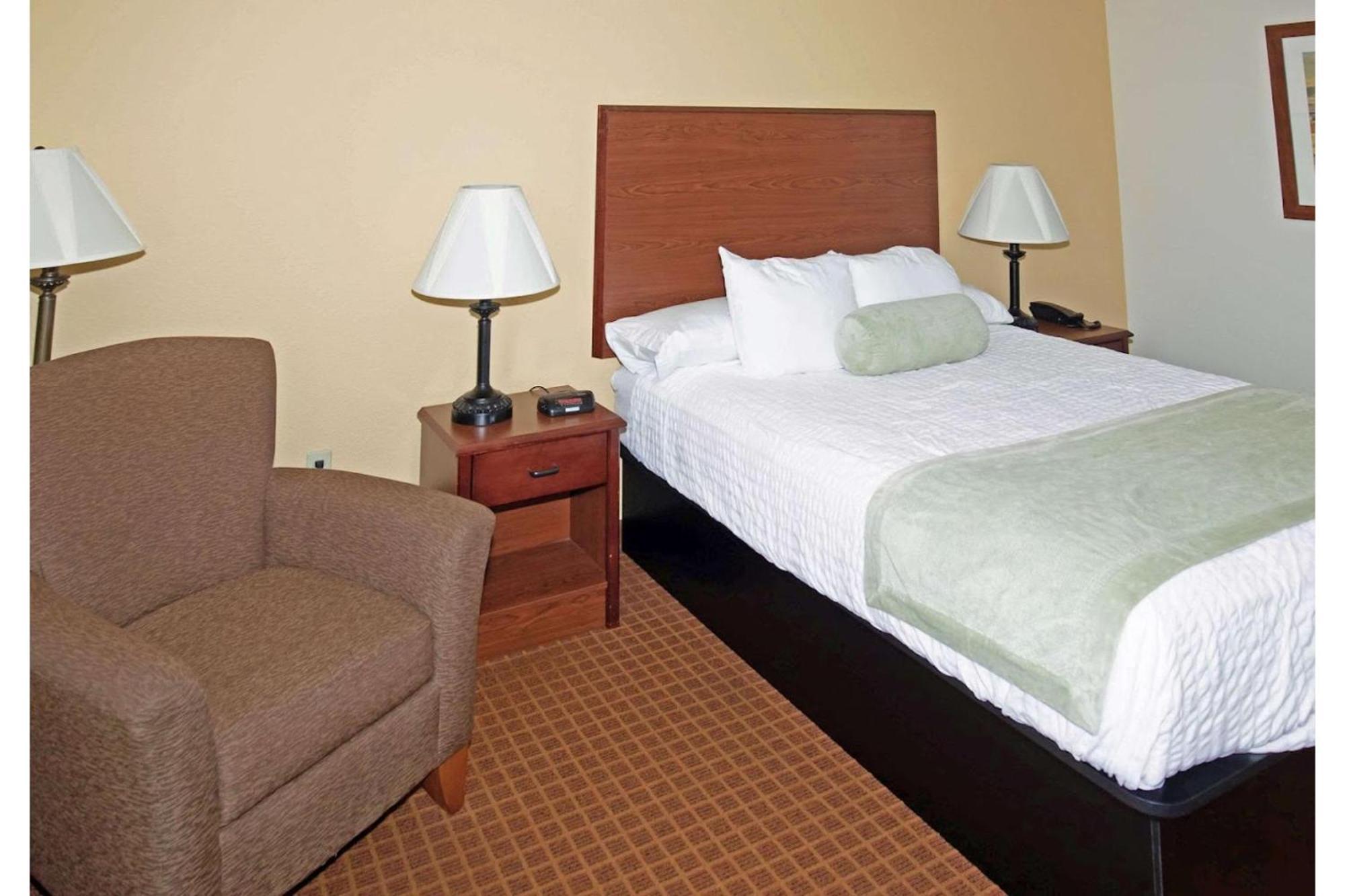 Park View Inn & Suites Hoisington Near Great Bend エクステリア 写真