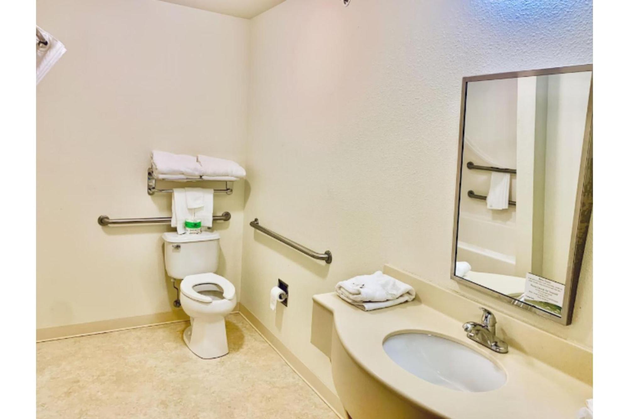 Park View Inn & Suites Hoisington Near Great Bend エクステリア 写真