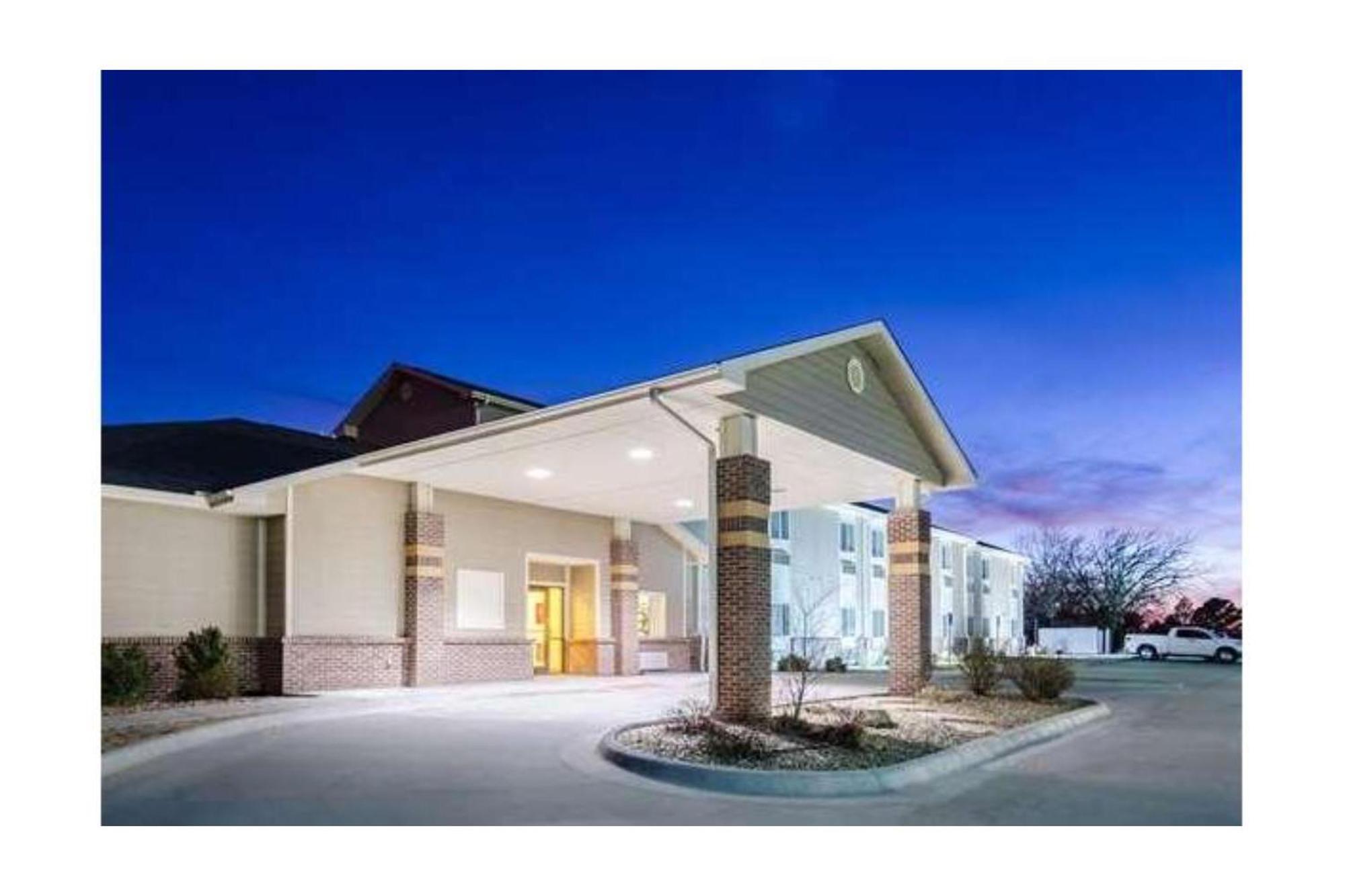Park View Inn & Suites Hoisington Near Great Bend エクステリア 写真