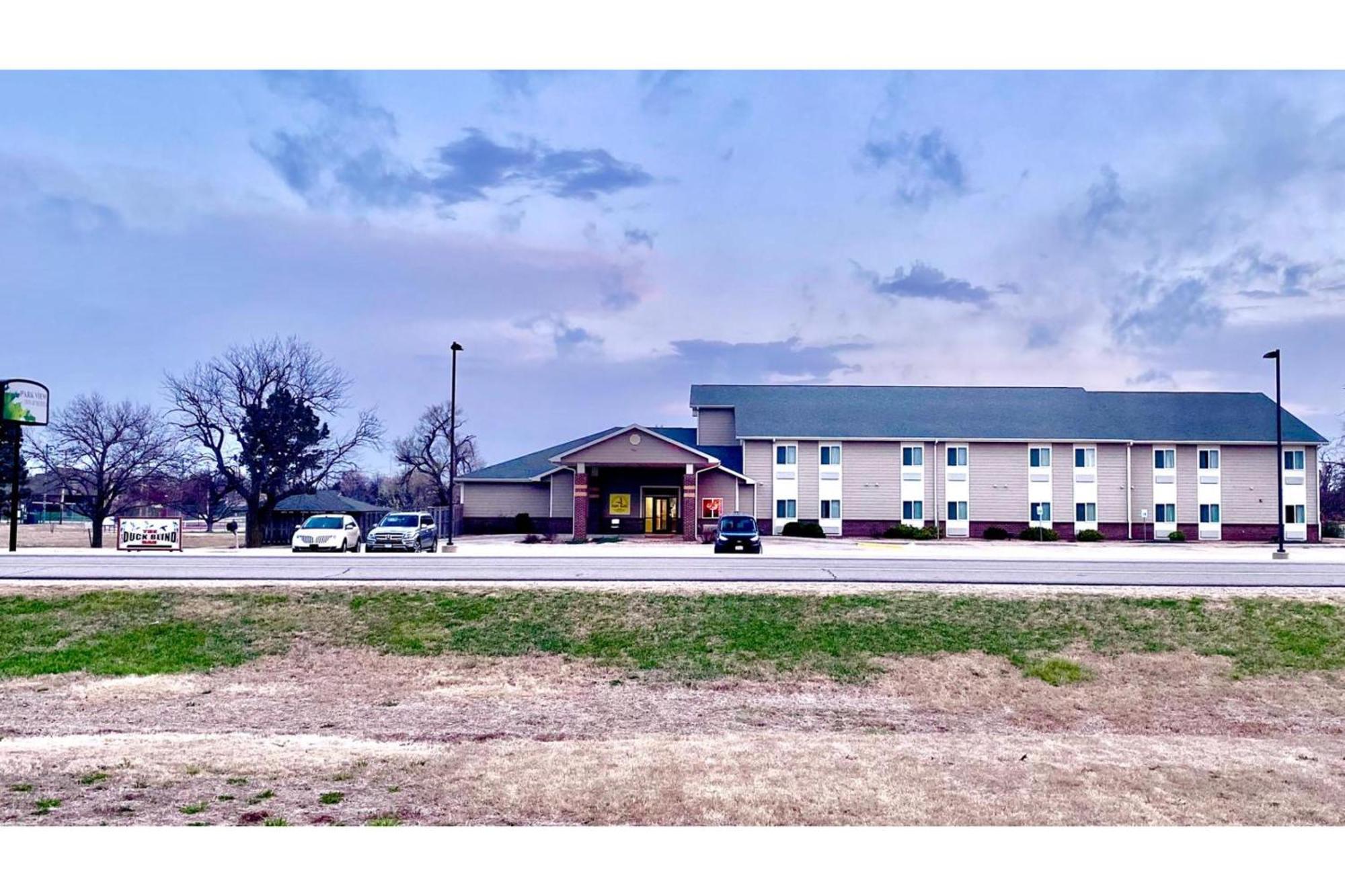 Park View Inn & Suites Hoisington Near Great Bend エクステリア 写真