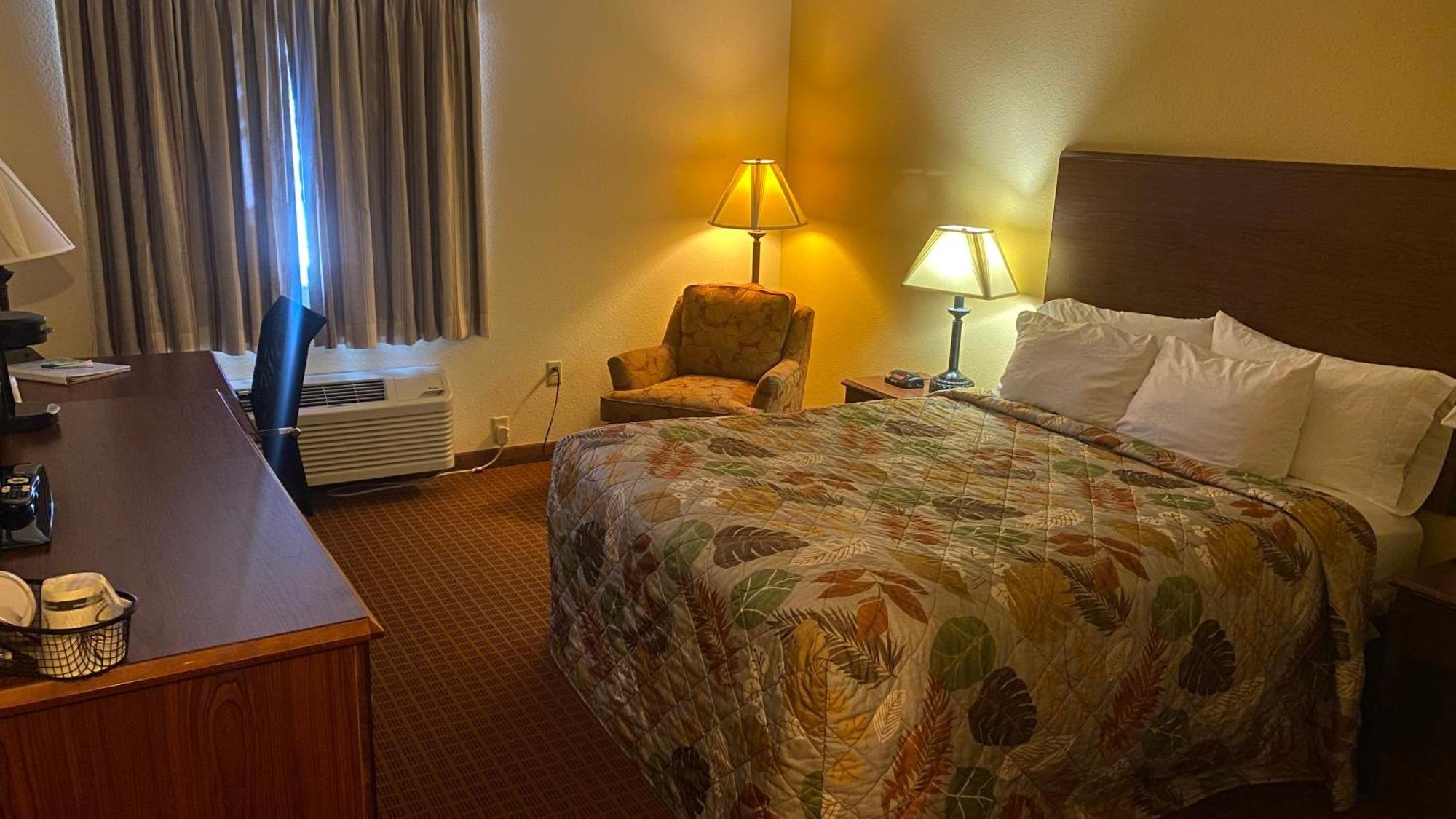 Park View Inn & Suites Hoisington Near Great Bend エクステリア 写真